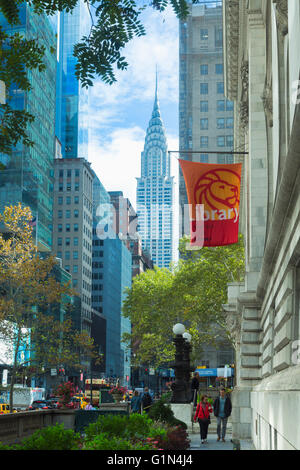 New York, État de New York, États-Unis d'Amérique. Jusqu'à la 42e rue à l'extérieur de la Bibliothèque publique de New York Banque D'Images