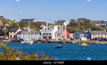 Crookhaven, comté de Cork, République d'Irlande. L'Irlande. Le village vue à travers les eaux de Galley Cove. Banque D'Images