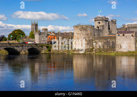 Le comté de Limerick, Limerick, Irlande. L'Irlande. 13e siècle King John's Castle vu de l'autre côté de la rivière Shannon. Banque D'Images