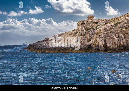 Côte rocheuse maltaise, mer Méditerranée Banque D'Images