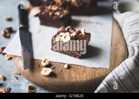 Sans cuisson ganache noisette brownies végétaliens, sans gluten, sans sucre raffiné. Banque D'Images