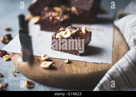 Sans cuisson ganache noisette brownies végétaliens, sans gluten, sans sucre raffiné. Banque D'Images