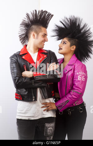Couple avec coiffures Mohawk Banque D'Images