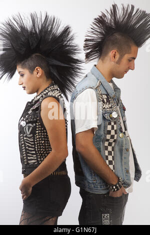 Couple avec coiffures Mohawk Banque D'Images