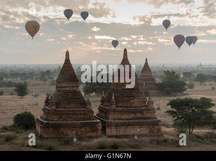 Les ballons à air chaud en vol au-dessus des temples de Bagan vu de Buledi Pagode, Birmanie - Myanmar Banque D'Images
