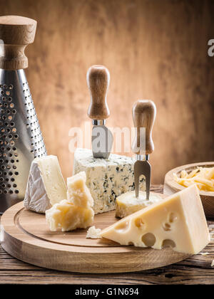 Variété de fromages sur une planche de bois. Banque D'Images