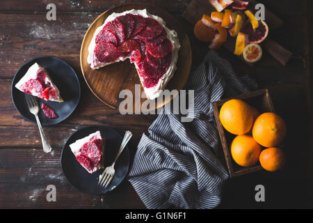 La farine de maïs & orange sanguine gâteau ricotta fouettée avec le mascarpone. Des plats sans gluten. Banque D'Images