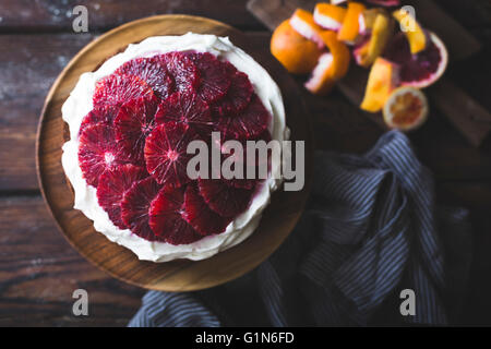 La farine de maïs & orange sanguine gâteau ricotta fouettée avec le mascarpone. Des plats sans gluten. Banque D'Images