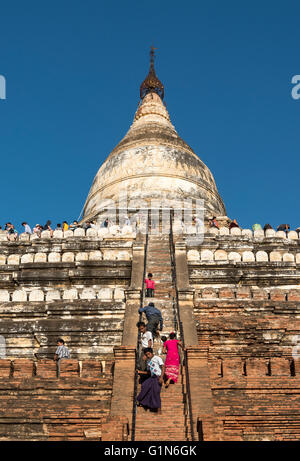 Visiteurs escalader des marches de la Pagode Shwesandaw, Bagan, Birmanie - Myanmar Banque D'Images