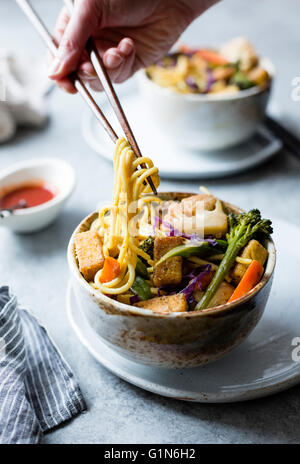 Nouilles au Curry croustillant avec du tofu et légumes d'hiver, des plats sans gluten et végétaliens. Banque D'Images