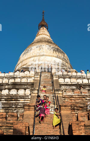 Visiteurs escalader des marches de la Pagode Shwesandaw, Bagan, Birmanie - Myanmar Banque D'Images