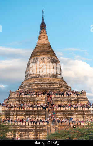 Les susnset depuis les terrasses de la Pagode Shwesandaw, Bagan, Birmanie - Myanmar Banque D'Images