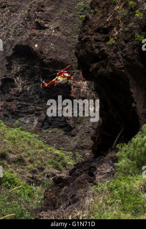 Les services d'urgence une rescueing hélicoptère blessé dans le Barranco de Masca walker, Tenerife, Canaries, Espagne. Banque D'Images