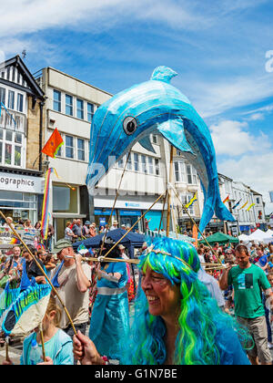 Les amis La famille et l'école paradant dans les rues de Penzance en Cornouailles, Royaume-Uni sur Mazey jour pendant le festival Golowan. Banque D'Images