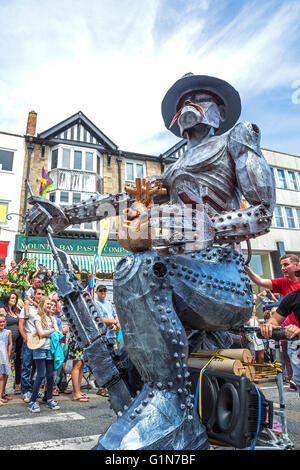 Les amis La famille et l'école paradant dans les rues de Penzance en Cornouailles, Royaume-Uni sur Mazey jour pendant le festival Golowan. Banque D'Images