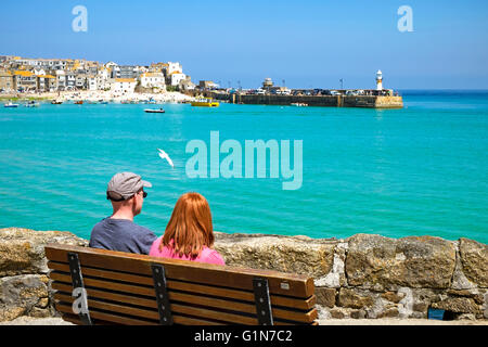 Un couple par le port de St Ives, Cornwall, England, UK Banque D'Images