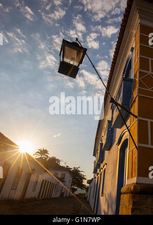 Paraty ( ou Parati ), un environnement préservé et coloniale portugaise ville impériale brésilienne située sur la Costa Verde (Côte Verte), un corridor vert et luxuriant qui s'étend le long de la côte sud de l'état de Rio de Janeiro, au Brésil - une région touristique réputée pour la constructions historiques et est connu pour la cobblestone rues pavées dans tout le centre historique District. Banque D'Images