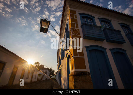 Paraty ( ou Parati ), un environnement préservé et coloniale portugaise ville impériale brésilienne située sur la Costa Verde (Côte Verte), un corridor vert et luxuriant qui s'étend le long de la côte sud de l'état de Rio de Janeiro, au Brésil - une région touristique réputée pour la constructions historiques et est connu pour la cobblestone rues pavées dans tout le centre historique District. Banque D'Images