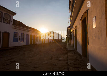 Paraty ( ou Parati ), un environnement préservé et coloniale portugaise ville impériale brésilienne située sur la Costa Verde (Côte Verte), un corridor vert et luxuriant qui s'étend le long de la côte sud de l'état de Rio de Janeiro, au Brésil - une région touristique réputée pour la constructions historiques et est connu pour la cobblestone rues pavées dans tout le centre historique District. Banque D'Images