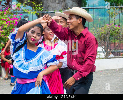 Les spectacles de danse salvadorienne pendant le Festival de fleurs et de Palm à Panchimalco, El Salvador Banque D'Images