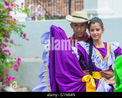 Les spectacles de danse salvadorienne pendant le Festival de fleurs et de Palm à Panchimalco, El Salvador Banque D'Images