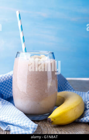 Smoothie banane sains sur fond de bois Banque D'Images