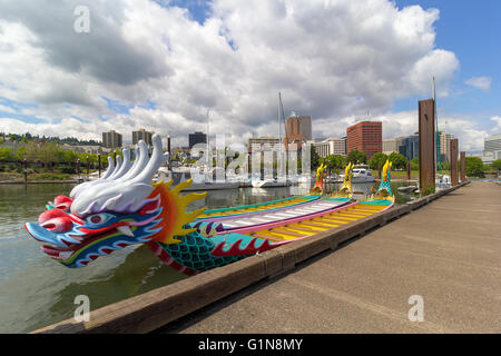 Dragon bateaux amarrés le long de la rivière Willamette dans downtown waterfront marina à Portland, Oregon Banque D'Images