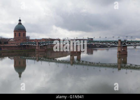 La Garonne et le pont Saint-Pierre à Toulouse, France. Banque D'Images