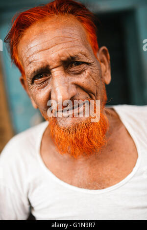 Homme barbu rouge posant dans la rue de Dharavi, à Bombay Banque D'Images