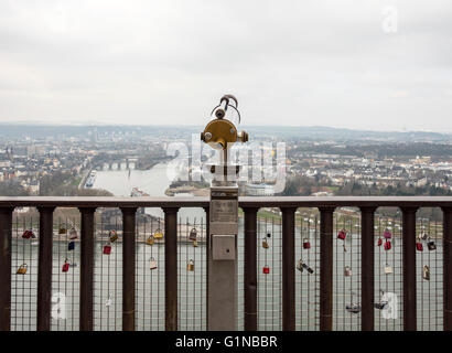 Point d'observation télescope au-dessus la ville de Coblence, en Allemagne. Banque D'Images
