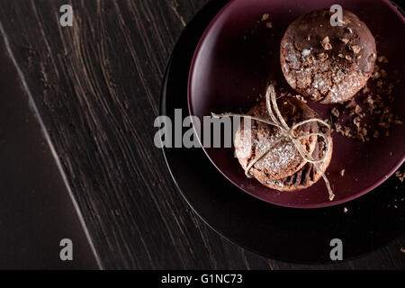 L'Italien maroni cookies avec des morceaux de chocolat sur fond de bois ancien et plaques Banque D'Images