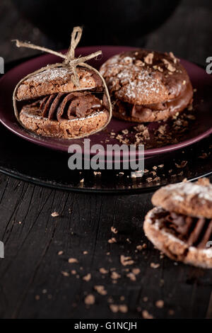L'Italien maroni cookies avec des morceaux de chocolat sur fond de bois ancien et plaques Banque D'Images