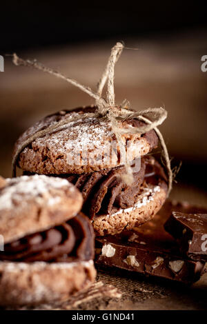 L'Italien maroni cookies avec des morceaux de chocolat et les noix sur le vieux fond de bois Banque D'Images