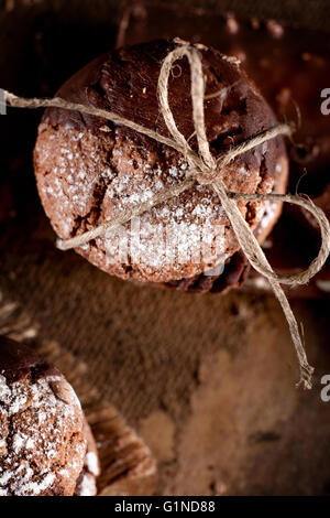 L'Italien maroni cookies avec des morceaux de chocolat sur fond de bois vieux Banque D'Images