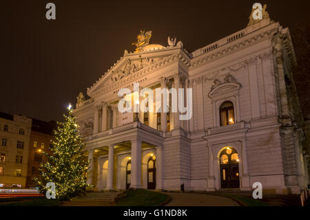 Théâtre Mahen de Brno pendant la nuit avant Noël, side view Banque D'Images