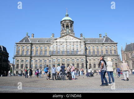 Les touristes en face de la 17e siècle Paleis op de Dam - Palais Royal d'Amsterdam sur la place Dam Banque D'Images