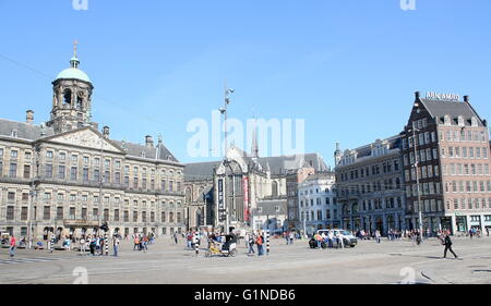 Les touristes sur la place du Dam. 17e siècle Paleis op de Dam - Palais Royal d'Amsterdam. 15e siècle Nieuwe Kerk - Nouvelle Église. Banque D'Images