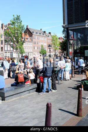 Groupe de touristes étrangers attendent d'entrer l'Anne Frankhuis - Musée d'Anne Frank, du canal de Prinsengracht, Amsterdam.
