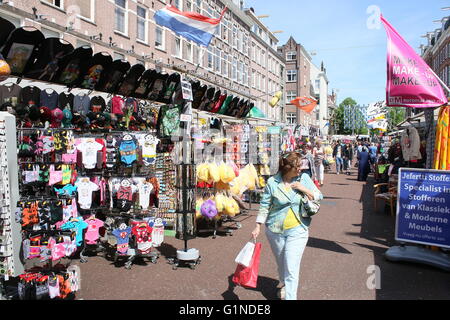 Les vendeurs de rue et les gens occupés shopping au marché Albert Cuyp, quartier De Pijp, Oud Zuid, Amsterdam, Pays-Bas Banque D'Images