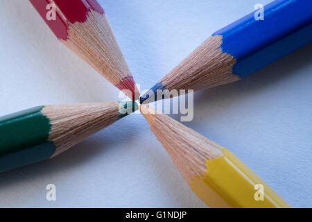 Crayons de couleur dans les couleurs primaires Banque D'Images