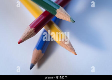 Crayons de couleur dans les couleurs primaires Banque D'Images