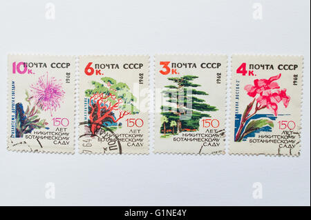 UZHGOROD, UKRAINE - circa 2016 MAI : Collection de timbres-poste imprimés en URSS, spectacles 150e anniversaire du Jardin Botanique Nikitsky Banque D'Images