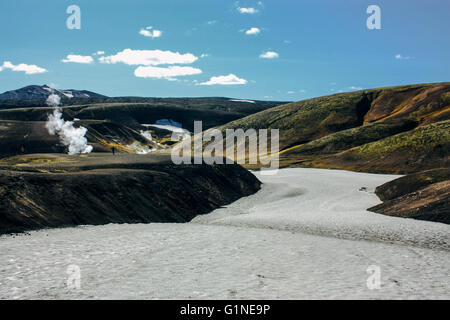 Paysage avec mousse et neige en Islande. Le tourisme de montagne Banque D'Images