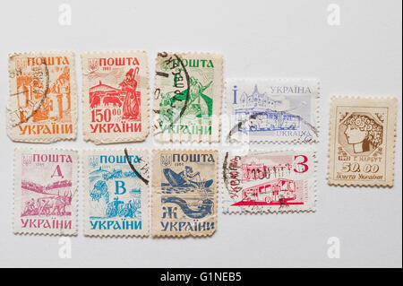 UZHGOROD, UKRAINE - circa 2016 MAI : Collection de timbres-poste imprimés en Ukraine, vers 1992-1994 Banque D'Images