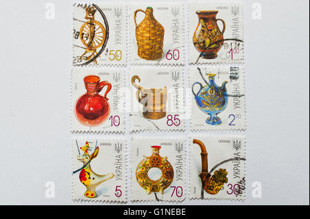 UZHGOROD, UKRAINE - circa 2016 MAI : Collection de timbres-poste imprimés en Ukraine, montre la poterie, circa 2000 Banque D'Images