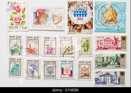 UZHGOROD, UKRAINE - circa 2016 MAI : Collection de timbres-poste imprimés en Russie, vers 1998-2003 Banque D'Images