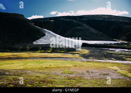 Paysage avec mousse et neige en Islande. Le tourisme de montagne Banque D'Images