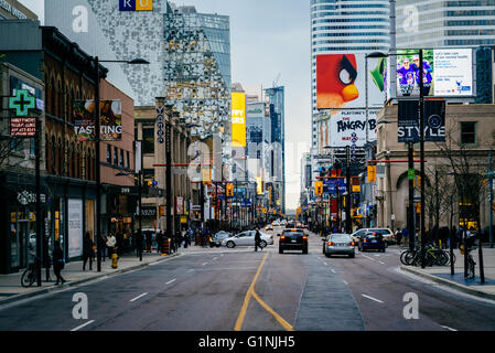 Yonge Street, au centre-ville de Toronto, Ontario. Banque D'Images