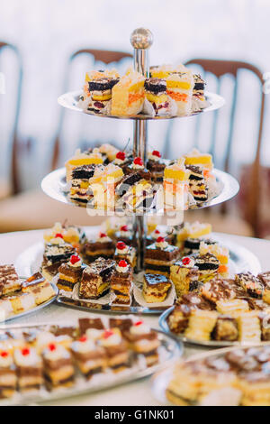 Collection de délicieux assortiment de mini dessert debout sur une table in restaurant Banque D'Images