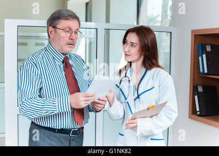 Le patient et son médecin in medical office Banque D'Images